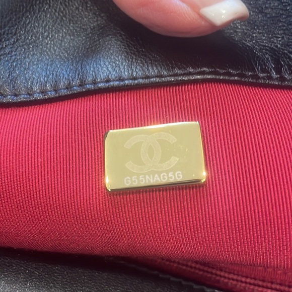 2021 Chanel 19 in Black. Very good condition - Picture 11 of 12